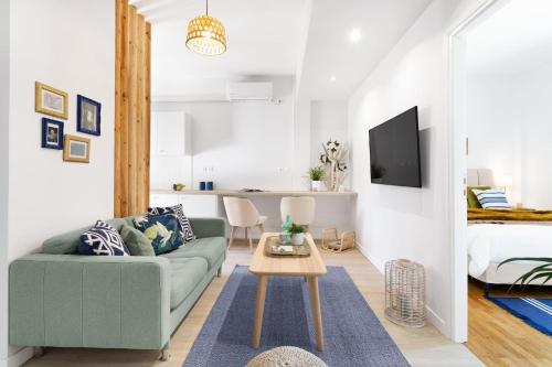 Modern & Stylish Hideaway Downtown near Acropolis & Metro, Ateny
