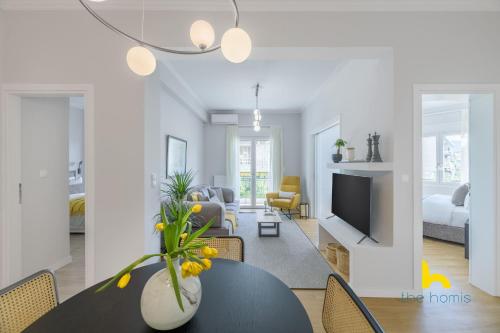 Sun-Splashed 2-BDR Corner Apartment with Hillside views!, Atene