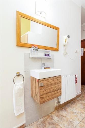 Hostal Santa Ana - image 9