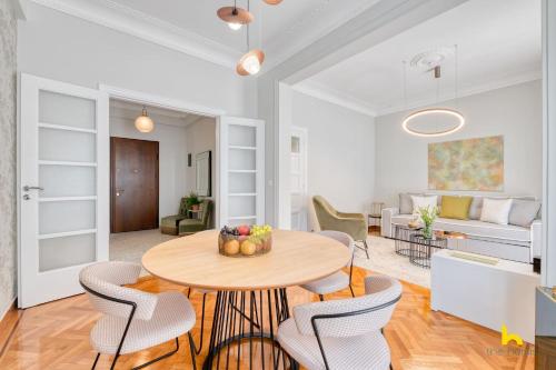 1 Contemporary 2-BDR APT near Kalimarmaro & Alsos Park!, Atény