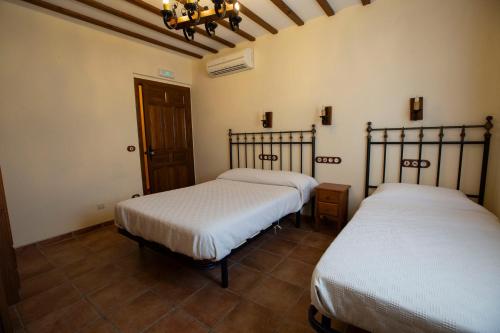 1 double bed, 1 twin bed