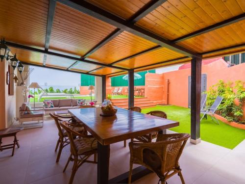 陽台/露台, Sunset Banana Plantation House with sea views and private pool by CanaryScape in 阿魯卡斯