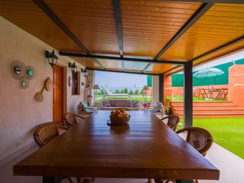 Sunset Banana Plantation House with sea views and private pool by CanaryScape in 阿魯卡斯