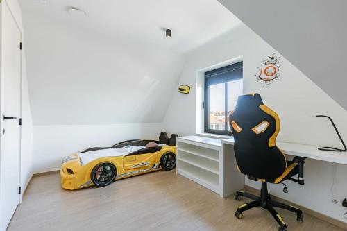 Huswell - Luxurious house with indoor elevator in Knokke - Tap to explore photos