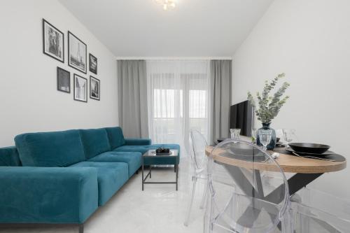 Apartment with Balcony & Parking in Warsaw by Noclegi Renters, Warsaw