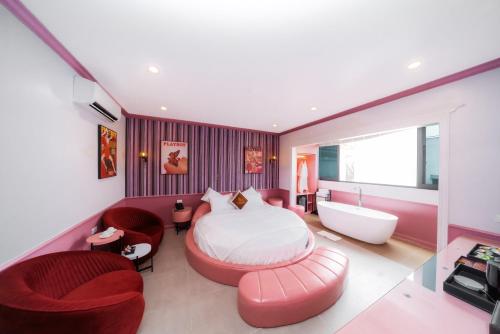 room detail thumbnail 1