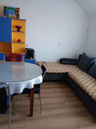 Apartment Friends - image 13