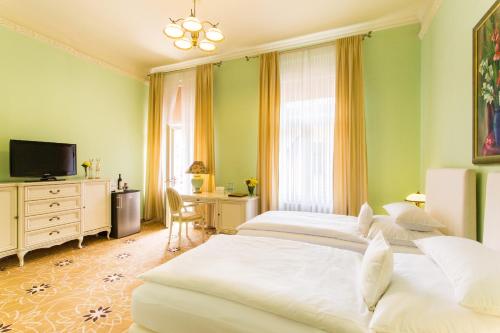 Double or Twin Room image 4