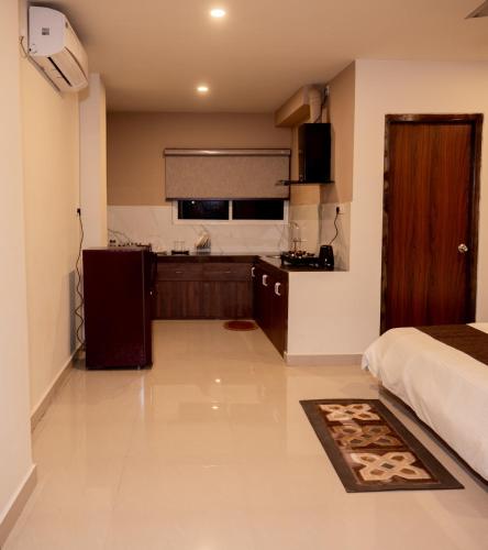 1 king bed, 1 sofa bed