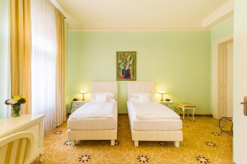 Double or Twin Room image 8