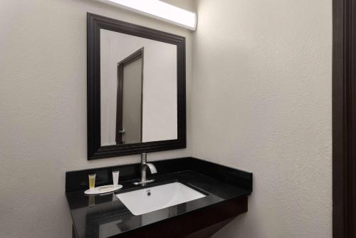 Days Inn & Suites by Wyndham Tucson/Marana