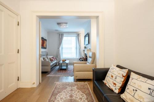 Spacious, Bright & Cosy ~ Ideal Victoria Location!