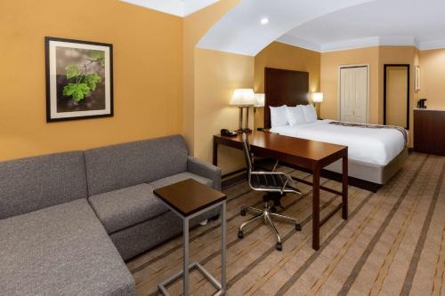 La Quinta Inn & Suites by Wyndham Houston NW Beltway8/WestRD - image 13