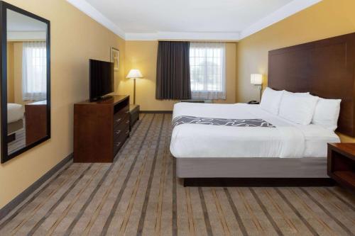 La Quinta Inn & Suites by Wyndham Houston NW Beltway8/WestRD - image 8