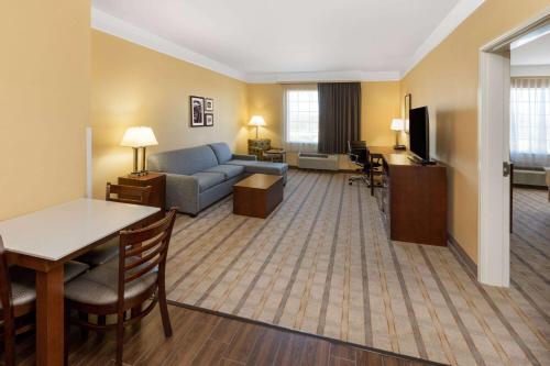 La Quinta Inn & Suites by Wyndham Houston Nw Beltway 8 / West Rd - image 11