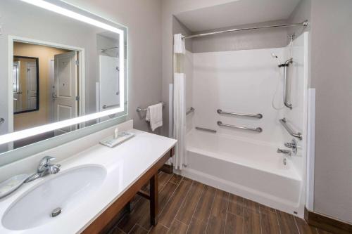 La Quinta Inn & Suites by Wyndham Houston Nw Beltway 8 / West Rd - image 3