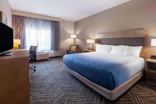 La Quinta Inn & Suites by Wyndham Middletown-Goshen - image 8