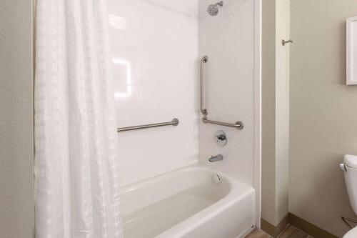 La Quinta Inn & Suites by Wyndham Middletown-Goshen - image 12