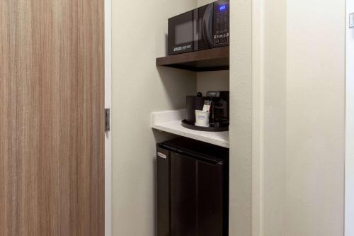 La Quinta Inn & Suites by Wyndham Middletown-Goshen - image 14
