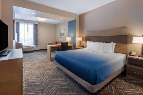 La Quinta Inn & Suites by Wyndham Middletown-Goshen - image 6