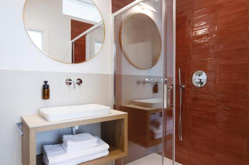 ELECTRIC Rooms & Suites Room Type - One-Bedroom Apartment with Balcony