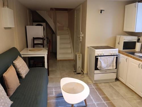 Newly Renovated 2 Bedrooms Apartment - Walking distance to Everything in Moss in Мосс
