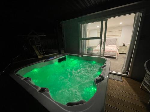 อ่างแช่น้ำร้อน, Private Ensuite with Spa in Upper Hutt in อัพเปอร์ ฮัท