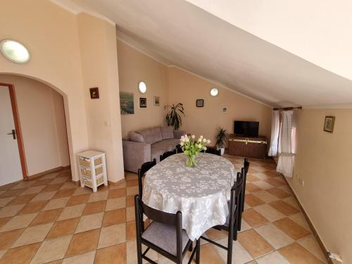 VILLA ROUGE with private parking AC WiFi - image 5