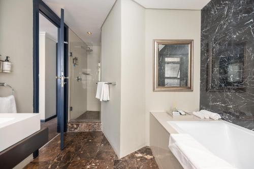 Standard Room image 4