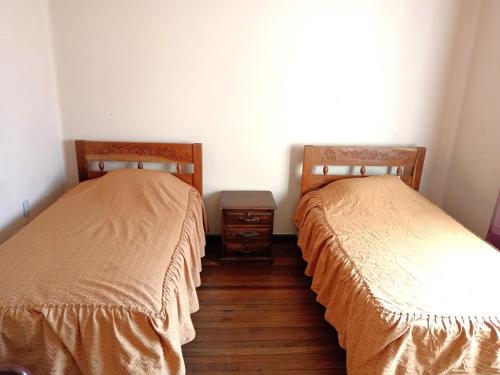 2 twin beds