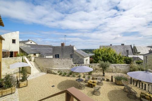 Iekārtas, Le Chateau de Candes, sa Tour et ses Suites. in Candes-Saint-Martin