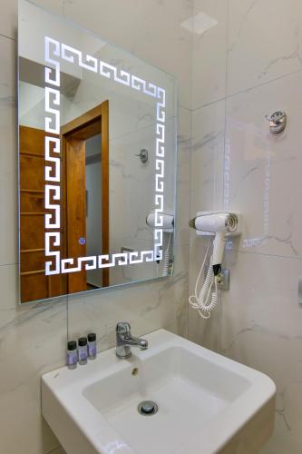 Hotel Billy – Himarë, CA