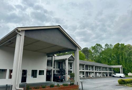 ECONOMY INN - image 3