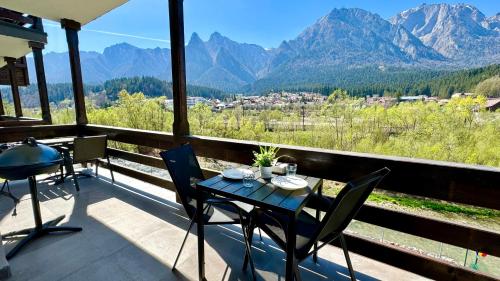 Apartment with Mountain View