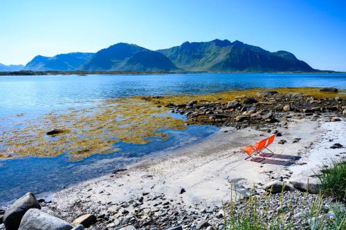 pludmale, Lillevik Lofoten in Gimsoy