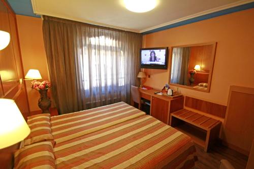 3 twin beds