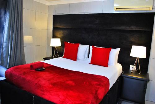 1 queen bed, 1 twin bed