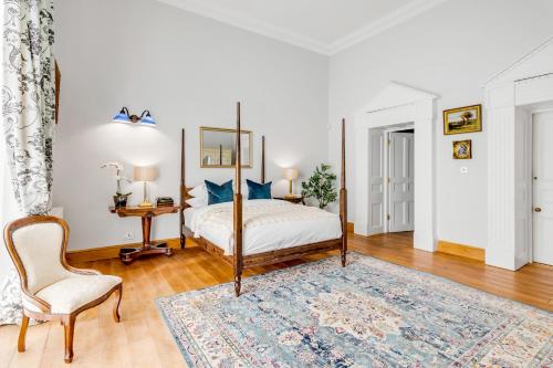 Beccles Georgian Mansion l 9 Bedrooms, Hot Tub & Parkland in Barsham