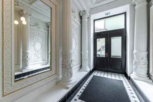 Modern Studios with Paid Parking Steps from Wenceslas Square by EasyBNB Premium, Prag (Foto 9)