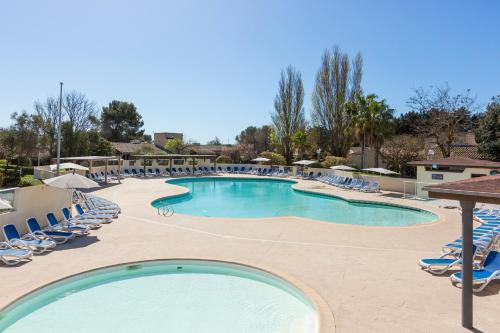 Swimming pool, SOWELL HOTELS Les Jardins du Cap in Agde
