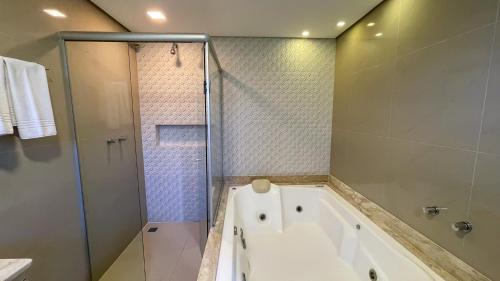 Zuhanyzó, Pousada Golden Hills in Jardim das Fontes