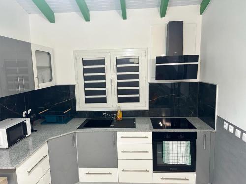 Kitchen, Lacazavanoo in Baillif