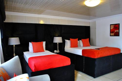 1 queen bed, 1 twin bed