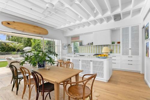 Chic Hamptons Beach House - main image