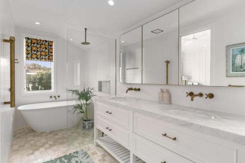 Chic Hamptons Beach House - image 3