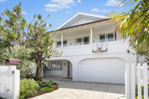 Chic Hamptons Beach House - image 4