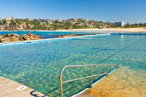 Chic Hamptons Beach House - image 7