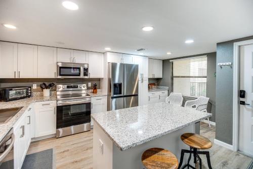 Stylish Fort Myers Condo about 2 Mi to Beaches! thumb 4