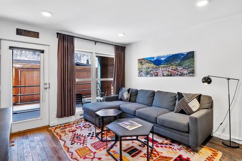 Top Floor Condo with Balcony - Steps To Lifts & Main Street condo