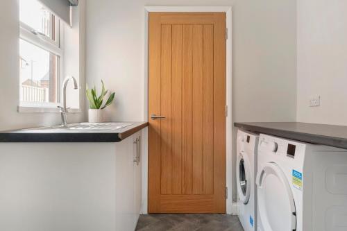 廚房, Lovely 2 Bedroom House - Free Parking - Accommodation near QMC Hospital & University of Nottingham - in 近市中心